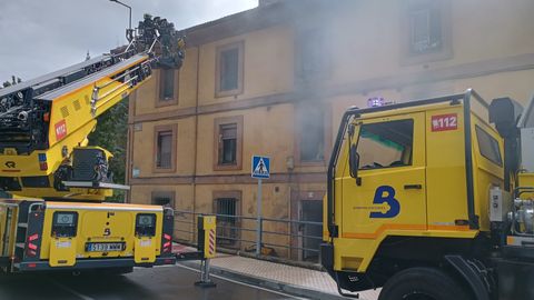 Incendio declarado en un inmueble situado en la calle Bonifacio Gonz�lez Carre�o, en La Felguera (Langreo)