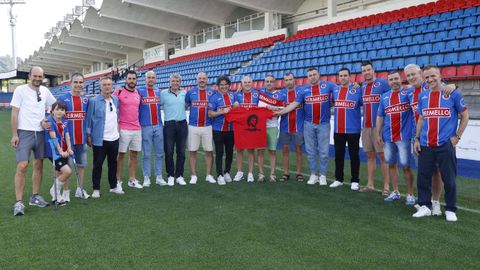 Miembros de la primera plantilla de la UD Ourense, reunidos doce a�os despu�s en O Couto