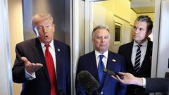 El presidente de Estados Unidos, Donald Trump, con el enviado a Oriente Medio, Steve Witkoff, y el secretario de Defensa, Pete Hegseth, a su lado, habla con periodistas a bordo del Air Force One en un vuelo de Dover, Delaware, a Miami, Florida.