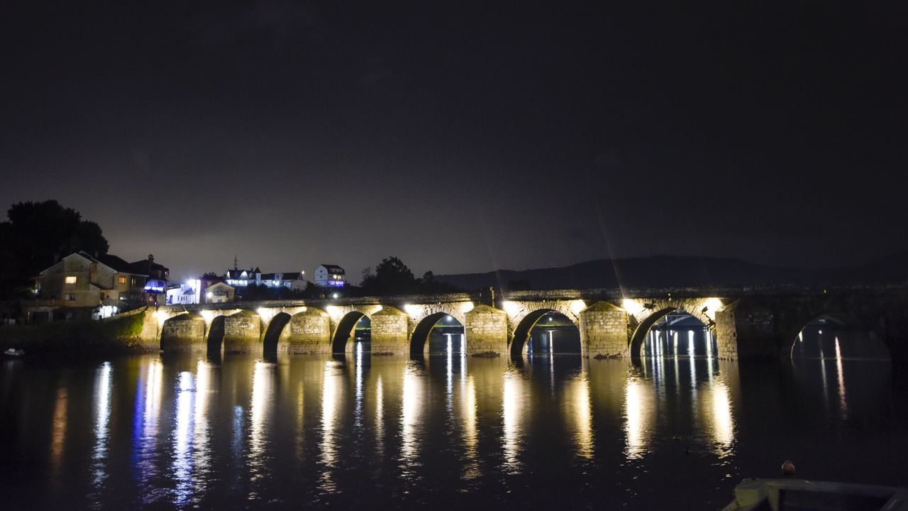 El puente medieval de Ponte Sampaio estrena nueva iluminación