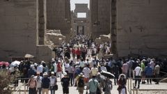 Decenas de turistas pasean por el templo de Karnak, en la ciudad egipcia de L�xor.
