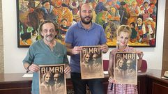 Gabriel Prada y Josi Lage, los actores, con el edil de Cultura, Diego Fernández.