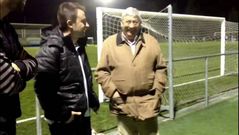 Lino Gonz�lez acude a despedirse de la plantilla del Arousa