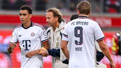 Jamal Musiala acompa�ado del m�dico del Bayern de M�nich