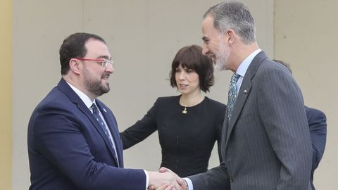 El rey Felipe VI es recibido por el presidente del Principado de Asturias, Adrin Barbn