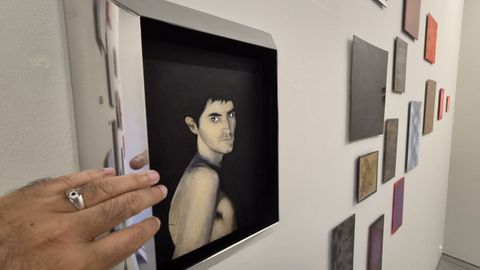 Sim&oacute;n Pacheco apoya su mano en el marco de la obra central de su exposici&oacute;n en SVT.