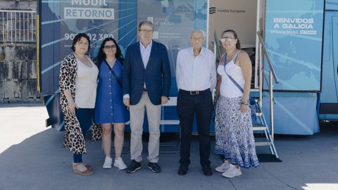La responsable de la unidad junto a Fátima Moreira, Manuel Pardo, Avelino de Francisco y Verónica García, ante la oficina móvil de la Xunta para la atención a retornados