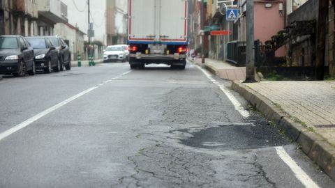 Na r�a Luis A Mestre no Grove as constantes avar�as na rede de auga suman para que o firme est� deporable o longo de toda a v�a