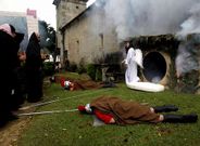 Un �ngel anuncia la Resurrecci�n entre el sepulcro y los legionarios romanos, abatidos