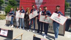 Ayrton Nieto (segundo por la derecha), con el diploma que le acredita como subcampe�n, con el ganador y los finalistas