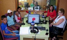 Parte de los ni�os acogidos este verano durante su intervenci�n en un programa de Radio Voz.