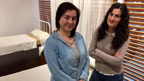 Laura Sueiras y Lucía Brage, del colectivo Mousai, retratadas en un rincón de la exposición