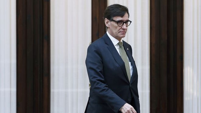 El presidente de la Generalitat de Catalu�a, Salvador Illa, a la salida de su despacho en el Parlamento auton�mico.