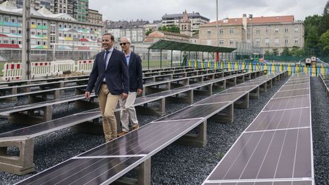 Germn Rodrguez-Sa y Lupicinio Pea, ante los paneles solares en Salesianos