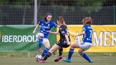 Yarima e Iglesias luchan por un baln durante el Real Oviedo Femenino - Deportivo