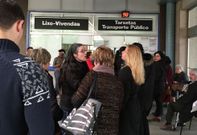 Pese a que se puede coger n�mero, la gente permanec�a arremolinaba en torno a la ventanilla del bus. 