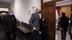 Manuel Cabezas, a la derecha, y Ricardo Campo Labrador, entrando este martes a la sala de vistas de la Audiencia provincial de Ourense