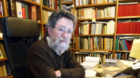 Dar�o Xoh�n Cabana, no seu estudo, rodeado de libros, no 2012