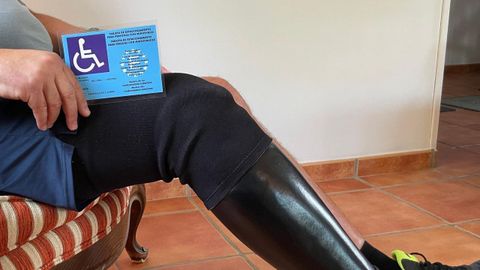 El vecino de Cambre ya dispone de la tarjeta para aparcar en zonas de discapacitados.