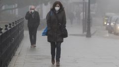 Transe�ntes con mascarilla en una calle de Monforte, en una fotograf�a de hace unas semanas