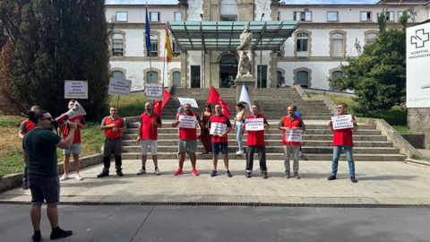 Trabajadores de mantenimiento del Hospital Provincial de Pontevedra, este viernes, durante la concentración