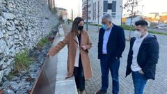 La alcaldesa de Lugo junto al banco acondicionado en Paradai