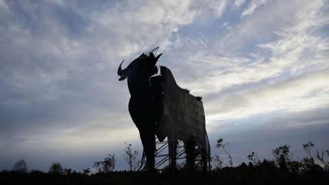 El toro de Osborne de Coir�s, decapitado por el viento. 