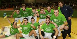 Los integrantes del conjunto carball�s celebraron con su p�blico al final del encuentro el ascenso conseguido ante el Arteixo. 