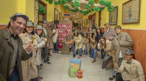El cuerpo docente de primaria se vuelca al completo en la Semana da Lectura del colegio La Salle de Santiago, que busca motivar al alumnado para acercarlo al mundo literario con una programaci�n tem�tica aplicada en cada asignatura y decorados inmersivos. Este a�o el centro se ha inspirado en la novela de misterio y detectivesca, y todo gira en torno a eso estos d�as.