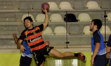 Adri�n en un lanzamiento en el partido de ida contra el mismo rival de ayer, el Bueu.
