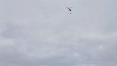 Imagen del helic�ptero acudiendo al incendio en Luanco. Foto tomada desde la playa.