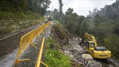 Trabajos en Pontevedra para reponer el talud y la carretera que se desplomaron en Monte Porreiro por el temporal Aitor