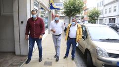 Jos� Mar�a Arias, alcalde de Castroverde, junto con el concejal de Paradela, Iv�n Castro, entrando en la sede del PSOE