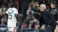 Mourinho (derecha), dando instrucciones a Diomande