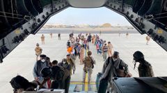 Los primeros afganos evacuados por Espa�a suben al avi�n militar en el aeropuerto de Kabul.