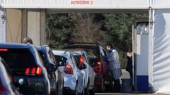 Conductores esperan para hacerse una PCR en el autovid instalado en el Campus de Gijn