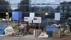 Operarios y material de obra frente a la Casa do Mar, que ya ha iniciado su transformaci�n.