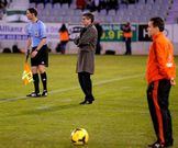 Fernando Vzquez apenas se sent durante el partido.