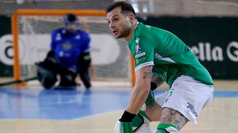 C&eacute;sar Carballeira, durante el partido contra el Bar&ccedil;a en el Palacio de los Deportes de Riazor.