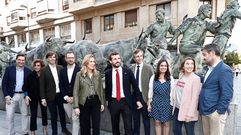 Los presidentes del PP y del PPN, Pablo Casado y Ana Beltr�n, junto con el resto de miembros del comit� de direcci�n del partido, posan junto al monumento al encierro en Pamplona