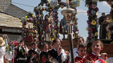 Todas las imgenes de la procesin van adornadas con arcos de flores, menos la de la Virgen del Rosario