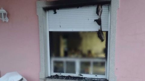 Un incendio calcin&oacute; el sal&oacute;n de una vivienda en Noia