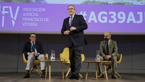 De izquierda a derecha: Jos Tronchoni Albert, director xeral de Xustiza de la Xunta; Ignacio Picatoste Sueiras, presidente del TSXG; y Sergio Oliva Parrilla, portavoz nacional de la AJFV