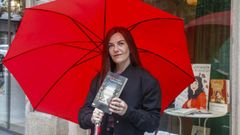 Ledicia Costas cun exemplar do seu libro �Pel de cordeiro�, que presentar� este venres en Monforte