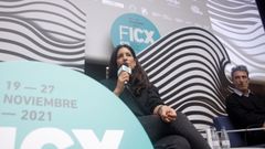 La directora argentina Mara lvarez, acompaada por el productor Tirso Daz, presenta en una rueda de prensa la pelcula Las Cercanas