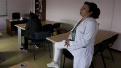 En primer t�rmino, Marisa Pardal, trabajadora social de la Unidade de Tratamento do Alcol e Condutas Adictivas (UTACA), y de espaldas, Mar�a Jos�, usuaria, en un taller de estimulaci�n cognitiva celebrado esta semana en la sede del Birloque