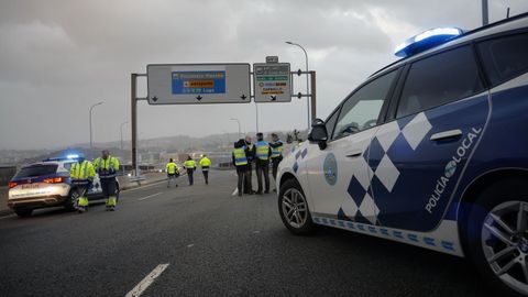 T�cnicos de Transportes y de la Polic�a Local revisando la valla afectada por el viento
