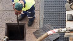 Desatasco de una alcantarilla de la red municipal