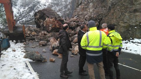 Argayo ca�do entre Cangas del Narcea e Ibias.El alcalde de Cangas del Narcea, Jos� V�ctor Rodr�guez, junto al consejero de Infraestructuras, Fernando Lastra