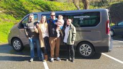 Juan Garc�a, con su pareja y sus hijas, y Rafael Fern�ndez P�o, poco antes de que partieran los dos en furgoneta, con ayuda hacia la frontera de Ucrania cony Polonia